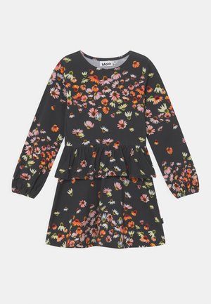 Robe longue à manches longues de couleur sombre avec une taille froncée et des motifs de marguerites multicolores dans des tons orange, rose, blanc et vert.