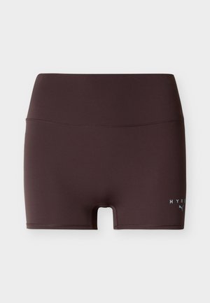 Σκούρα καφέ αθλητικό σορτς με υψηλή μέση, με ένα μικρό γαλάζιο λογότυπο Puma και το κείμενο "HYRO" στο κατώτερο δεξί πόδι.