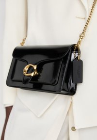 COACH SPAZZOLATO TABBY CHAIN - Pochette - black