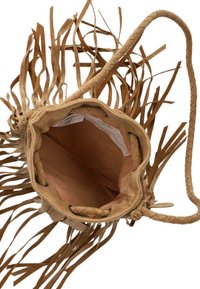 Tan franjeschoudertas van zacht materiaal met gevlochten details. De binnenkant is van gladde stof; beschikt over een trekkoordsluiting en een lange schouderband.