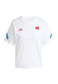 Camiseta blanca de manga corta hecha de una tela suave. Presenta un logo de gallo rojo y tres franjas rojas en el hombro izquierdo con acentos azules.