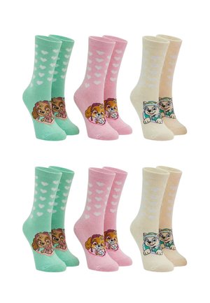 Zes paar kindersokken in groen, roze en crème met witte hartjes en cartoon hondenkopjes op de enkels, gerangschikt in twee rijen.