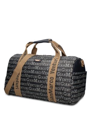 Zwart-beige duffeltas met herhaald "Gian Marco Venturi" tekstpatroon, dubbele beige handvatten en een bovenste ritssluiting.