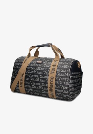 Zwart-beige duffeltas met herhaald "Gian Marco Venturi" tekstpatroon, dubbele beige handvatten en een bovenste ritssluiting.