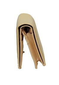 Cartera beige con una textura suave, que presenta un diseño plegado, múltiples compartimentos y un forro negro contrastante.