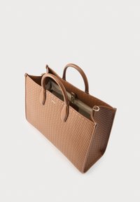 Rjava torbica iz tkanega usnja z dvema ročajema, odprtim vrhom in notranjostjo v barvi tabaka. Vključuje detajl z zlatim logotipom in zadrgo v zlati barvi.