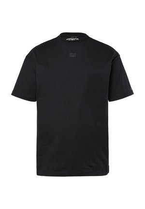 Černé tričko s krátkým rukávem a kulatým výstřihem, s malým středovým logem na hrudi a jemným brandingem na levém rukávu.