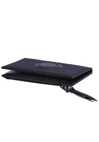 Cartera negra con un emblema circular texturizado, diseño slim, cierre con cremallera y una etiqueta de tela con detalles del logo. Material sintético suave.