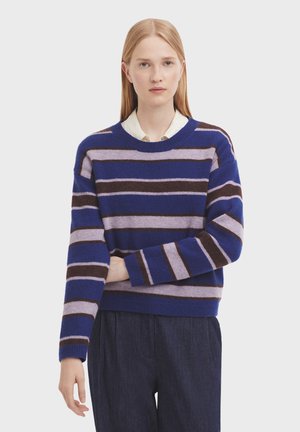 Pull rayé en laine, avec des rayures horizontales bleues, violet clair et brunes. Col rond et coupe légèrement ample.