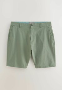Pantalones cortos de algodón verde con una textura suave, que cuentan con dos bolsillos laterales, un cierre de botón y una cintura interior de contraste.