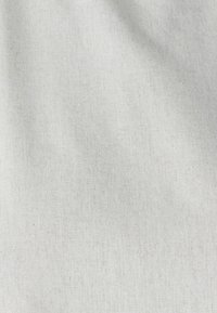 Naturlig linnedstof i lys beige, med en fin struktur og lette vævevariationer. Blød fald, minimale folder, glat overflade.