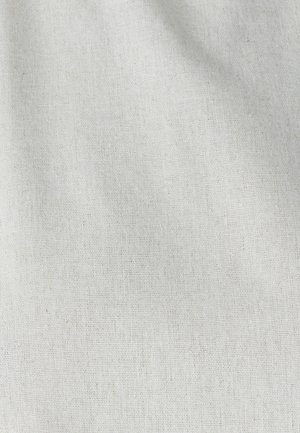 Tela de lino natural en beige claro, con una textura fina y ligeras variaciones en el tejido. Caída suave, mínimas arrugas, superficie lisa.