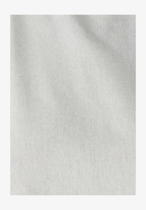 Tela de lino natural en beige claro, con una textura fina y ligeras variaciones en el tejido. Caída suave, mínimas arrugas, superficie lisa.