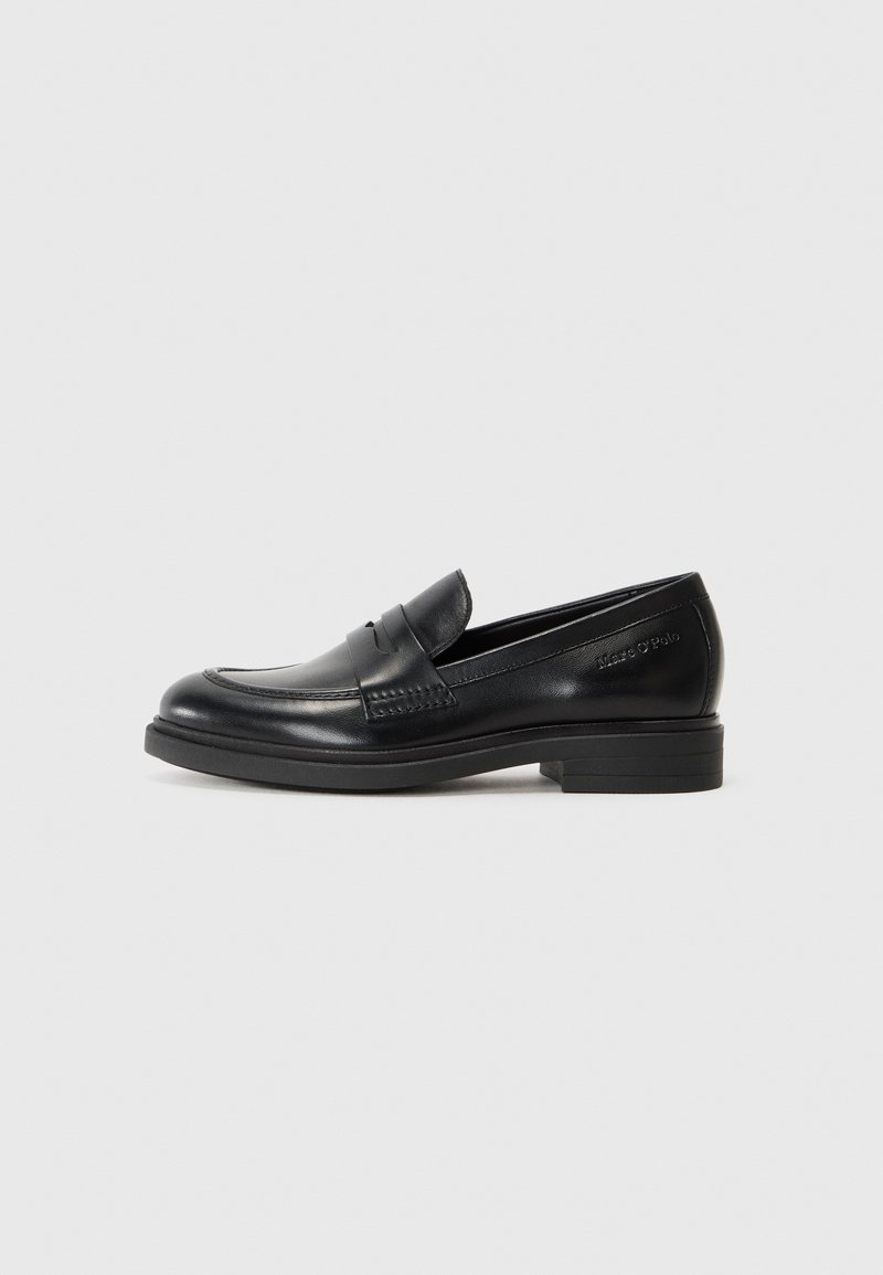 Sapatos mocassins de couro preto com bico arredondado, detalhe de costura e salto bloco baixo. Textura suave, sem padrões ou adornos visíveis.