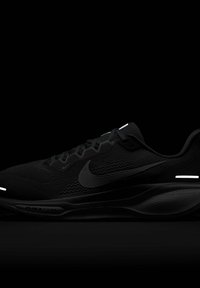 Chaussure de course noire Nike Air Zoom avec dessus en mesh, semelle amortie et accents réfléchissants au talon et aux zones des orteils.