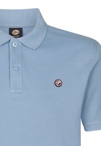 Lichtblauwe polo met een gestructureerde stof, voorzien van een drieknoopssluiting en een rond logo op de linkerborst. Korte mouwen.