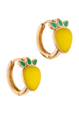 Cercei de tip cerc, aurii, cu talismane galbene în formă de mango, împodobiți cu trei detalii mici verzi în formă de frunze deasupra.