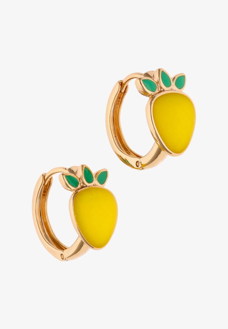 Złote kolczyki koła z żółtymi zawieszkami w kształcie mango, ozdobione trzema małymi zielonymi listkami.