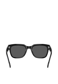 Occhiali da sole neri rettangolari con lenti scure, montatura spessa e lucida, e dettagli laterali. Le montature hanno una texture liscia e lucidata.