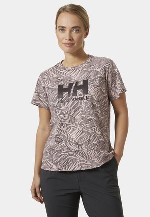 Jasnoróżowy t-shirt z krótkim rękawem, ozdobiony czarnym wzorem fal oraz wyraźnym czarnym logo. Miękka tkanina o luźnym kroju i zaokrąglonym dekolcie.
