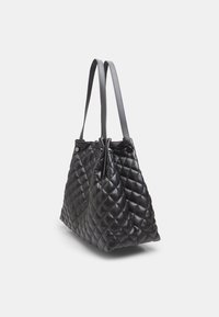 Borsa a tracolla in pelle nera trapuntata con una texture morbida, dotata di due manici robusti e chiusura a scatto nella parte superiore per una conservazione sicura.