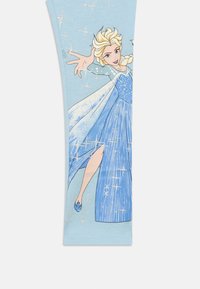 Tessuto blu con un'illustrazione scintillante di una donna bionda in un abito e una mantella blu svolazzanti, con un braccio esteso in avanti.