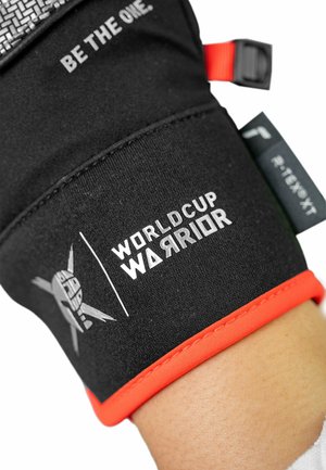 Schwarze Sporthandschuhe mit roten Akzenten, strukturiertem Oberflächen und bedruckten Logos "BE THE ONE" und "WORLD CUP WARRIOR". Robustes Material.
