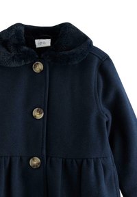 Cappotto per bambini blu navy con colletto in pelliccia sintetica, tre grandi bottoni davanti e dettaglio in vita arricciato.