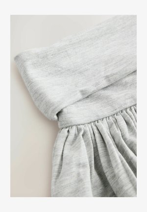 Tissu gris clair présentant une ceinture pliée avec une texture froncée en dessous. Matière douce et lisse avec des variations subtiles de couleur.