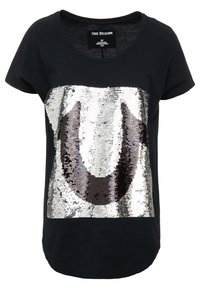 Svart t-shirt med rund hals som har en grafisk design i silver och svart med paljetter i mitten, vilket ger en glänsande och texturerad look.