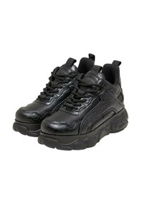 Sneaker neri con un motivo testurizzato a coccodrillo, dotati di punta arrotondata, suola spessa e colletto imbottito. I lacci e il marchio sono visibili.