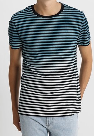 T-shirt rayé à manches courtes, avec des rayures horizontales noires, bleues et blanches. Encolure ras du cou et texture douce.