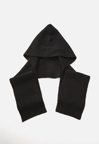 Écharpe à capuche noire en tricot avec une texture côtelée, dotée d'une capuche et de deux longues extrémités plates pour s'enrouler autour du cou.