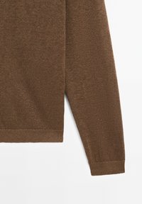 Hnědý pletený svetr s texturovanou tkaninou, dlouhými rukávy a žebrovanými manžetami. Jednoduchý, obdélníkový design bez viditelných vzorů nebo akcentů.