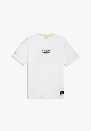 Valge lühikeste varrukatega Puma T-särk, mille keskel on AMR26 võidusõiduauto graafika, vasakul varrukal Puma logo ning must Aramco märk hemmi lähedal.