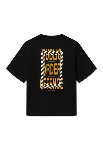 Μαύρο βαμβακερό μπλουζάκι με μεγάλο γραφικό στην πλάτη που απεικονίζει το κείμενο "PUBLIC ORDER DEFENCE" με έντονα κίτρινα γράμματα, περιβαλλόμενο από ριγέ πλαίσιο.