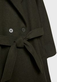 Cappotto in misto lana verde scuro con doppio bottone, cintura in vita e maniche corte. Tessuto testurizzato con un design classico a bavero.