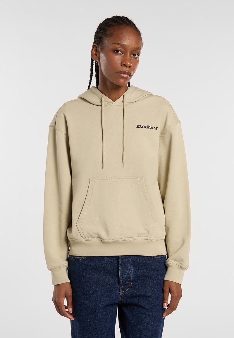 Beige hooded sweatshirt gemaakt van zachte stof met een voorvak en een zwart "Dickies" logo op de borst. Heeft een relaxte pasvorm en trekkoorden.