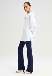 Touché Privé COLLAR DETAILED - Bluza z gumbi - white