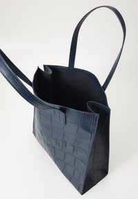 Borsa a tracolla di colore blu navy realizzata in materiale lucido e texture simile alla pelle di coccodrillo. Presenta due tracolle e un'apertura superiore con tasche interne.