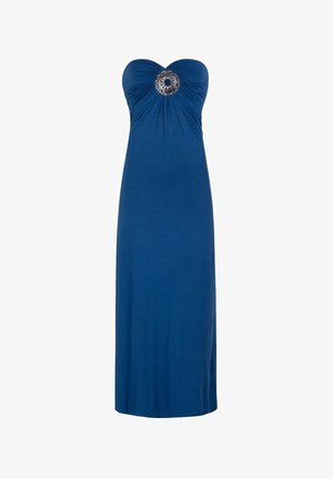 Robe maxi bleue avec un corsage ajusté sans bretelles, présentant un tissu froncé et une ornementation circulaire décorative au centre.