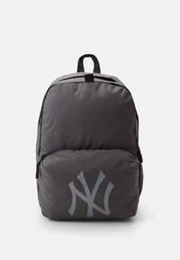 New Era MLB NEW YORK YANKEES MULTI STADIUM BAG - Mochila - grey
