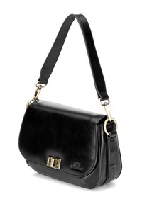 Bolso de hombro negro de cuero con cierre de solapa, herrajes dorados y una correa texturizada. Presenta un acabado suave y bordes curvados.