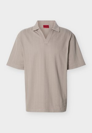 Beige kortermet strikket poloskjorte med teksturert vertikalt stripemønster og åpen V-hals.