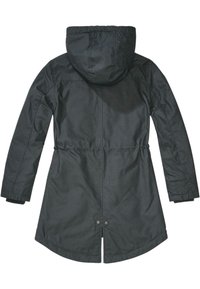 Svart hetteparka med innsnørt midje, lange ermer og buet kant. Har en jevn tekstur og to trykknapper bak.