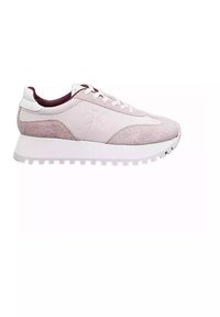 Zapatillas de ante rosa claro con acentos de cuero blanco, suela texturizada, puntera redonda y detalle del logotipo en el lateral. Suela gruesa y acanalada.