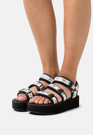 LOGOMANIA - Sandali con plateau - black