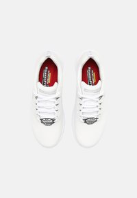 Sneakers bianchi con parte superiore in rete e sintetico, design lace-up, costruzione leggera, collare imbottito e etichetta rossa della soletta.