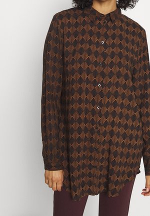 Camicia nera a maniche lunghe con motivo geometrico arancione, caratterizzata da un colletto classico e una vestibilità rilassata.
