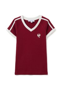 Camiseta burdeos con cuello en V, con ribete blanco en las mangas y el cuello, que presenta un pequeño logo blanco con cintas y estrellas en el pecho.